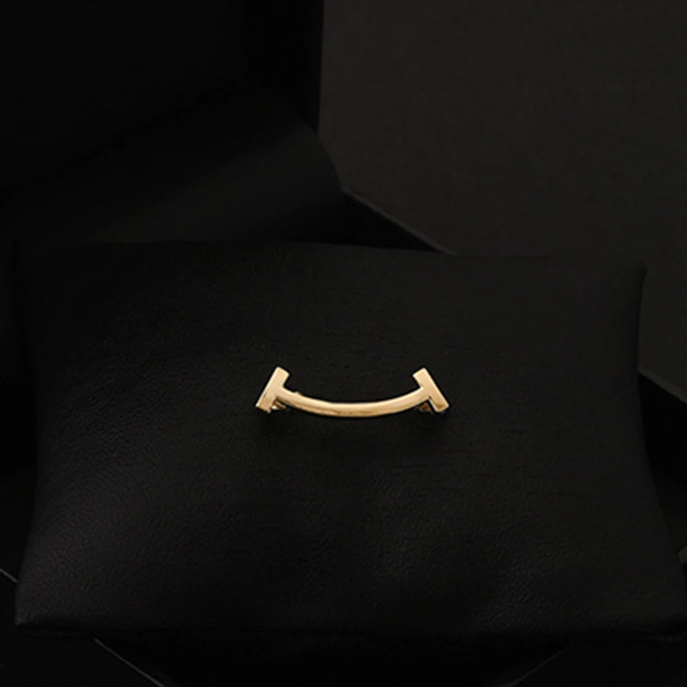 Luxury Rhinestone Letter D Brooches for Women Zircon Pearl Lapel Pins Gold Color Metal Party Clothes Suit Small Accessories Gift