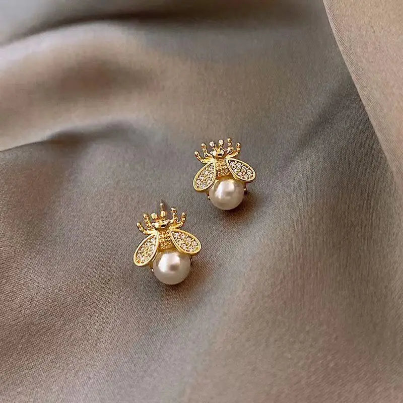 Cute and Compact Bee Pearl Stud Earrings Silver Needle Girls Lady Party Daily Wearing Fashion Jewelry