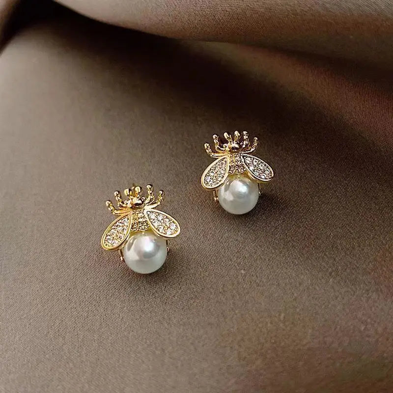 Cute and Compact Bee Pearl Stud Earrings s925 Silver Needle Girls Lady Party Daily Wearing Fashion Jewelry