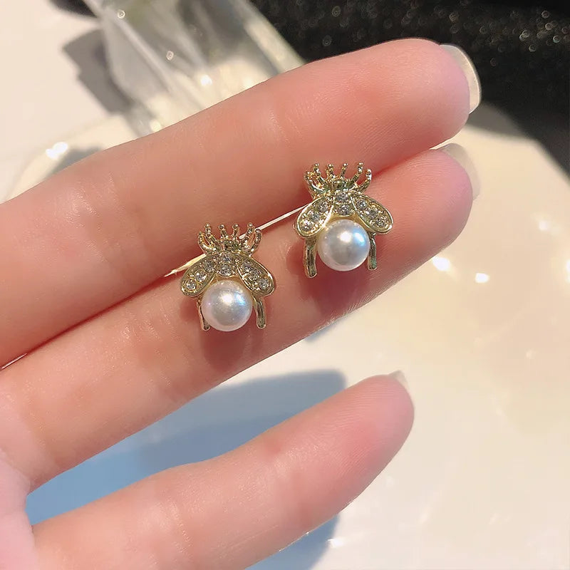 Cute and Compact Bee Pearl Stud Earrings Silver Needle Girls Lady Party Daily Wearing Fashion Jewelry