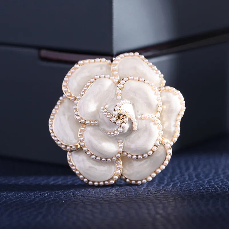 Luxury Small Fragrant Camellia Brooch Women High-end Pearl Flower Brooches for Lady Vintage Jewelry Trendy Coat Accessories Pin