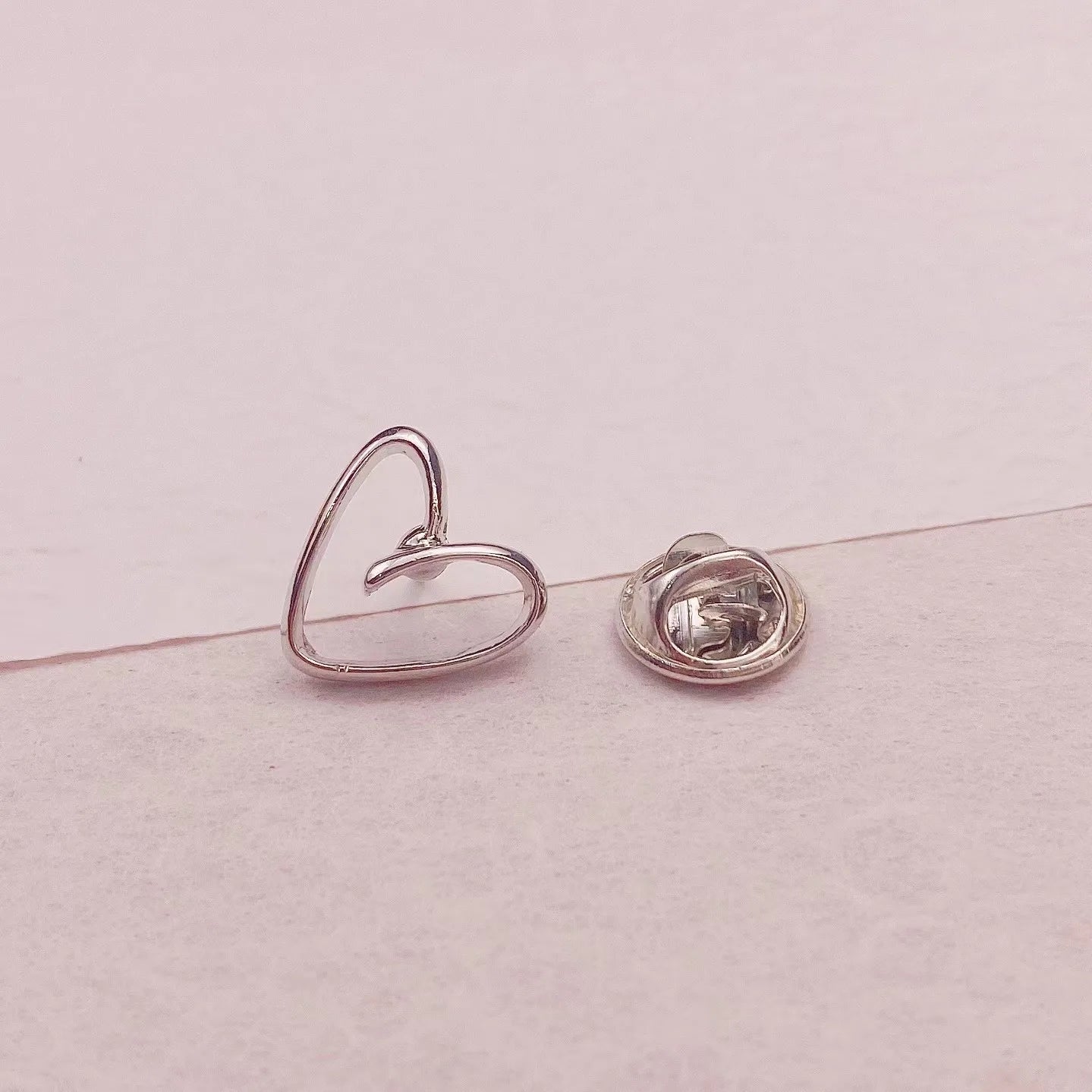 Luxury Rhinestone Letter D Brooches for Women Zircon Pearl Lapel Pins Gold Color Metal Party Clothes Suit Small Accessories Gift