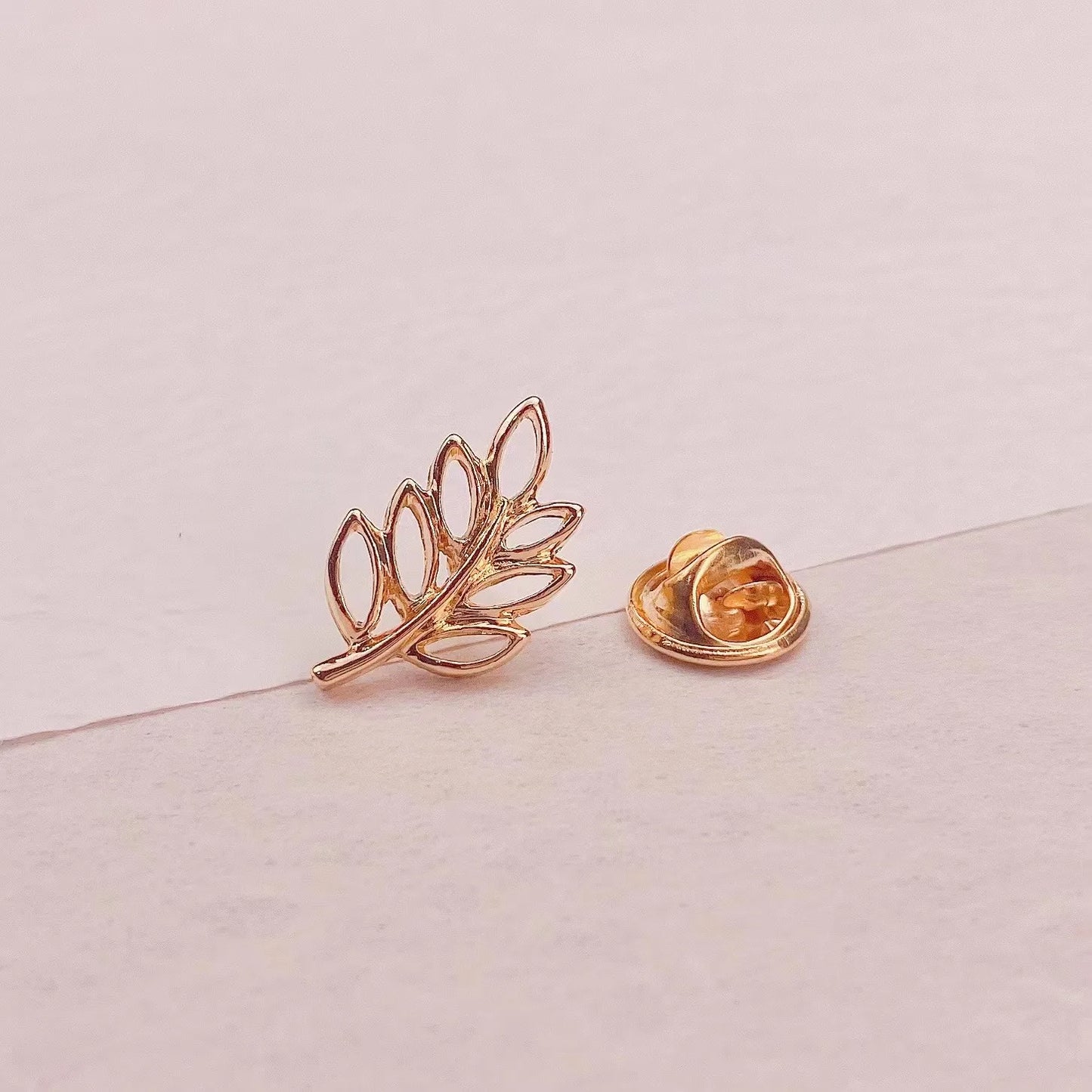 Luxury Rhinestone Letter D Brooches for Women Zircon Pearl Lapel Pins Gold Color Metal Party Clothes Suit Small Accessories Gift