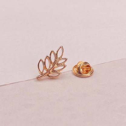 Luxury Rhinestone Letter D Brooches for Women Zircon Pearl Lapel Pins Gold Color Metal Party Clothes Suit Small Accessories Gift