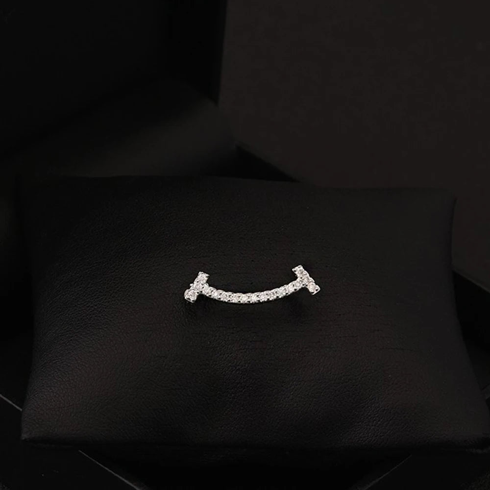 Luxury Rhinestone Letter D Brooches for Women Zircon Pearl Lapel Pins Gold Color Metal Party Clothes Suit Small Accessories Gift