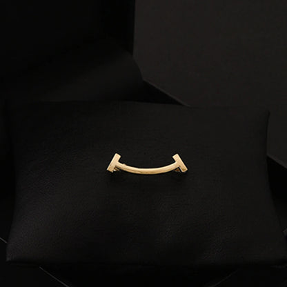 Luxury Rhinestone Letter D Brooches for Women Zircon Pearl Lapel Pins Gold Color Metal Party Clothes Suit Small Accessories Gift