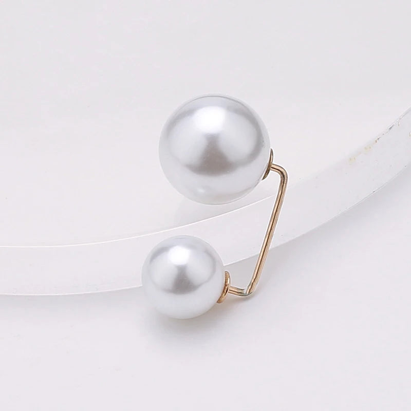 Luxury Rhinestone Letter D Brooches for Women Zircon Pearl Lapel Pins Gold Color Metal Party Clothes Suit Small Accessories Gift