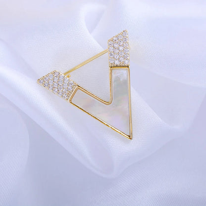 Luxury Rhinestone Letter D Brooches for Women Zircon Pearl Lapel Pins Gold Color Metal Party Clothes Suit Small Accessories Gift