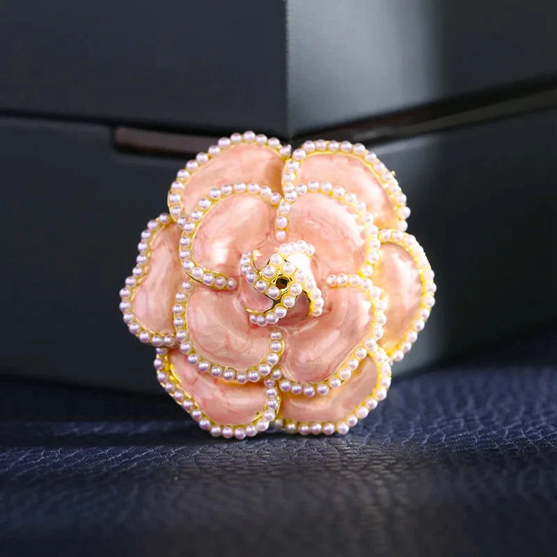 Luxury Small Fragrant Camellia Brooch Women High-end Pearl Flower Brooches for Lady Vintage Jewelry Trendy Coat Accessories Pin