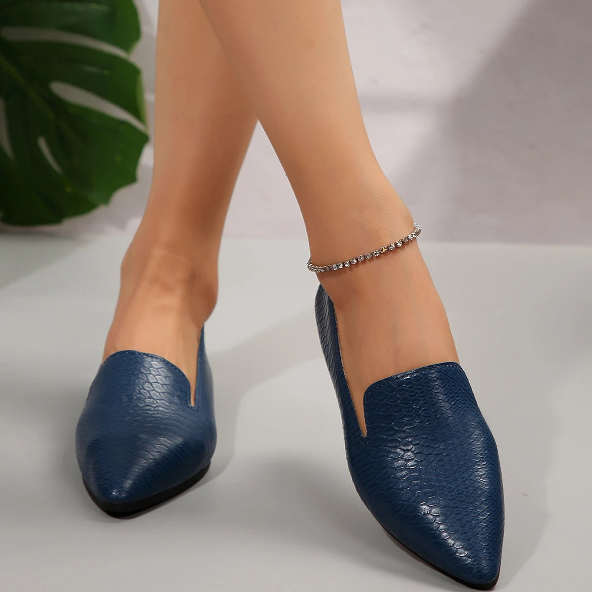 Women's Vintage Leather Pointed Flat Shoes - Soft Sole Slip-On Loafers