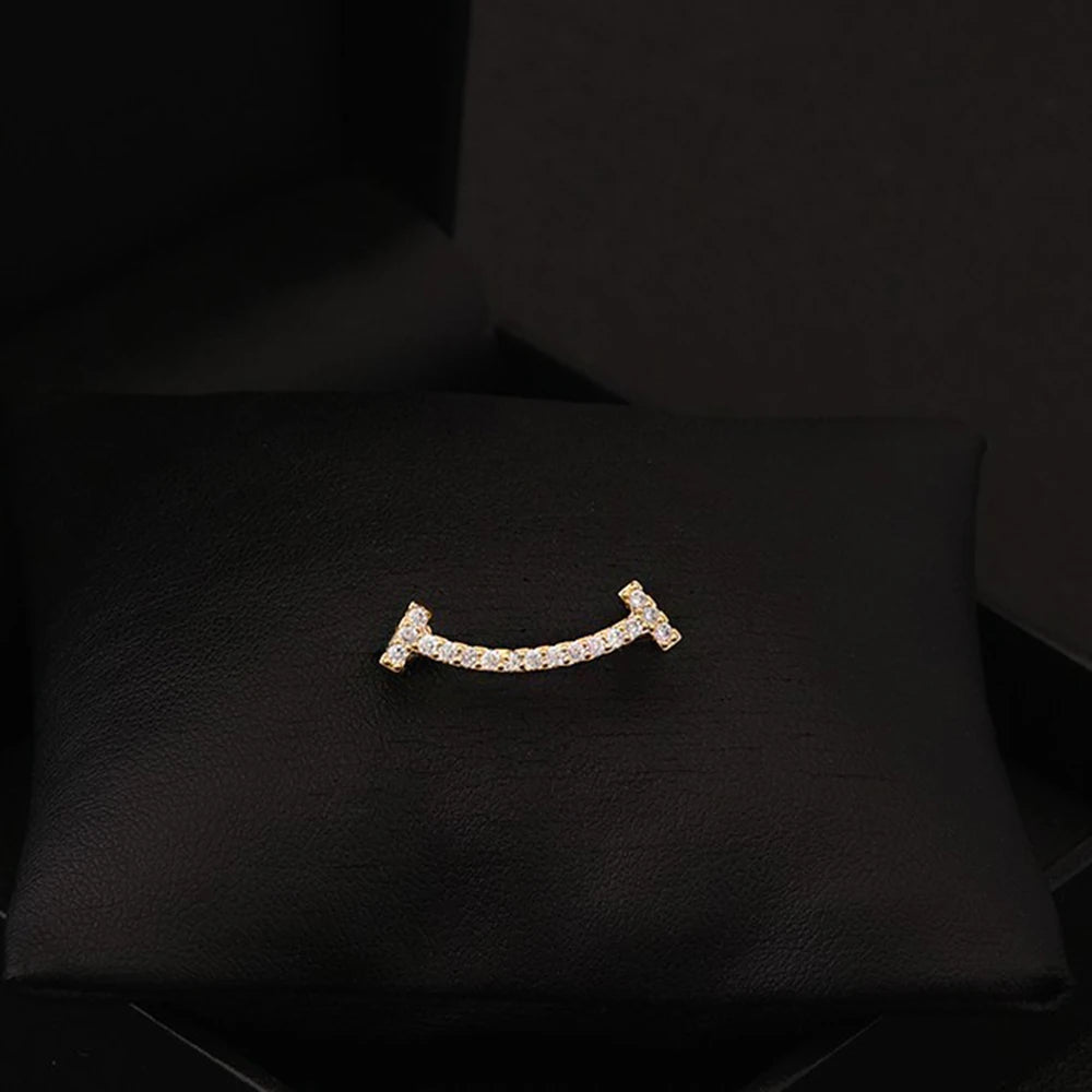 Luxury Rhinestone Letter D Brooches for Women Zircon Pearl Lapel Pins Gold Color Metal Party Clothes Suit Small Accessories Gift