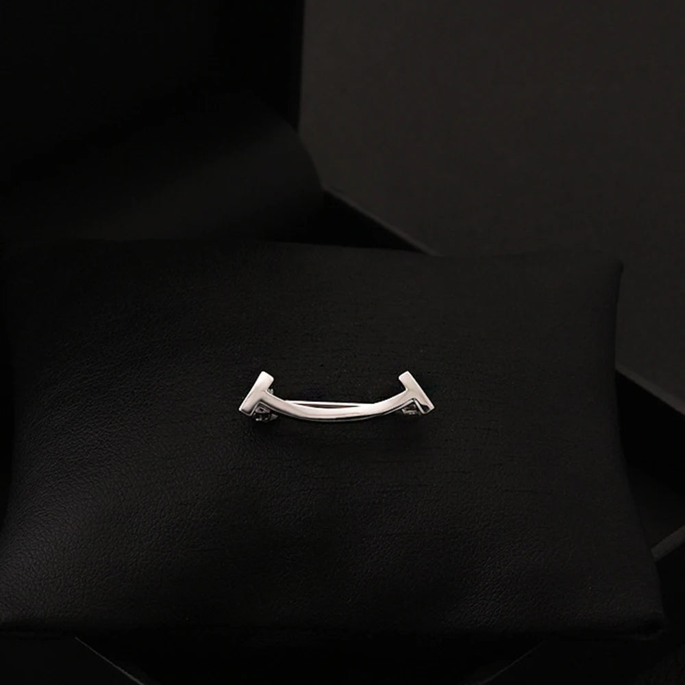 Luxury Rhinestone Letter D Brooches for Women Zircon Pearl Lapel Pins Gold Color Metal Party Clothes Suit Small Accessories Gift