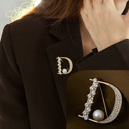Luxury Rhinestone Letter D Brooches for Women Zircon Pearl Lapel Pins Gold Color Metal Party Clothes Suit Small Accessories Gift