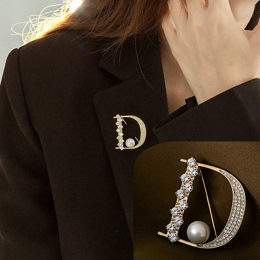 Luxury Rhinestone Letter D Brooches for Women Zircon Pearl Lapel Pins Gold Color Metal Party Clothes Suit Small Accessories Gift