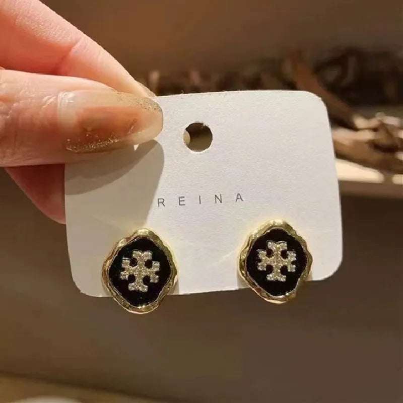 New Simple Delicate Snowflake Stud Earrings For Women Silver Needle Ear Piercing Body Jewelry Daily Wear Jewelry Girls Gift