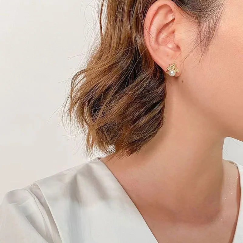 Cute and Compact Bee Pearl Stud Earrings s925 Silver Needle Girls Lady Party Daily Wearing Fashion Jewelry