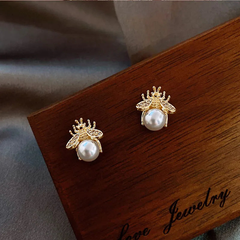 Cute and Compact Bee Pearl Stud Earrings s925 Silver Needle Girls Lady Party Daily Wearing Fashion Jewelry